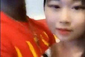 美眉找到黑爹后两张嘴都笑得合不拢了