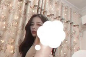 某推:新晋冷门人气国人神秘无名美女高颜值主播,微信直播噼里啪啦,完整合集