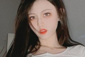 你推上推的粉嫩狐狸小妖,其实是一只高颜值高智商的机器人。