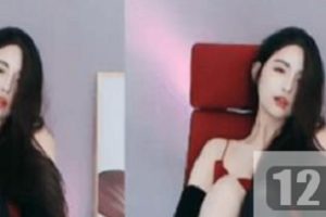 斗鱼虎牙直播红人苏樱,今天居然在直播间玩起了诱惑宠粉秀?