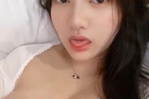 最新某推童颜大罩杯小尤奈露脸有尺度社保