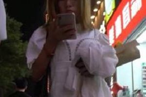 旗袍美女刚约会完无内逛街了,近距离观看嘴巴的变化