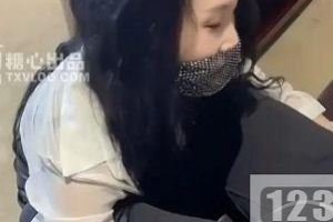 《丽江1V2：夫妻欲望满足被虐待，女孩姊妹纸欲望火辣》