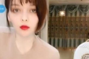 《花椒直播网红小苏苏混血儿火辣视频合集，5.49G精彩不容错过》