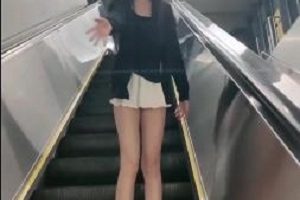 Luna000玩转室外多场景，超A完美身材嫩妹1V936M21分钟，商场、图书馆、公园、恶搞外卖小哥、打粑粑、不穿衣服