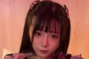 卡哇伊小女神绚丽水晶妆容，无毛馒头发型，一线天ai ye泛滥！棒紫薇转载搬运百度盘！