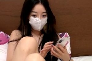 美女小胸前软肉放飞自我擦小逼，热情呻吟