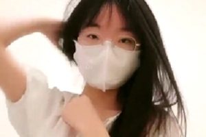 深夜家窗台旁，漂亮少女展示漂亮馒头[1V+667MB][百度盘]