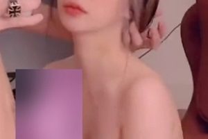 胸前软肉瘦腰细腿粉奶头美女精选视频