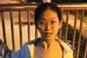 限时特惠超反差眼镜美眉夜间散步展示，胸前软肉大胆展示！