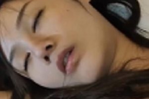 两位大叔戴绿帽，大学女友喝醉