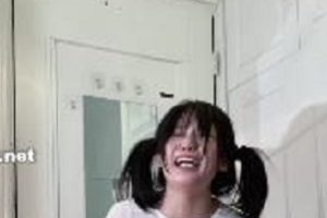 艺校大N玉米姐姐自拍视频推荐：时长18分钟的T妇气质护士服娇羞风，颜值爆表！