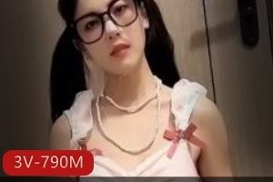 糖心新人露脸创可贴，3分钟短视频200W播放量，女主调皮可爱身材极好，道具秀真人秀无保护爆弄，下载观看