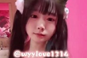 列视频展示了00后小姐姐韵酱的可爱魅力，定制的短视频内容让人眼前一亮。不妨来看看这位粉嫩小姐姐在舞蹈、服装和棒棒糖互动中展现出的青春活力吧！[59V3G]