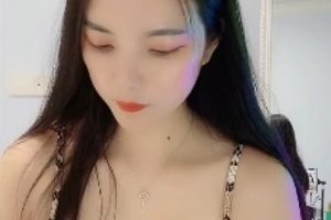 花椒蜜桃大美美热舞私拍15V2.3G浴室跪姿含棒+阳台后推车实录李桃湿袜特辑