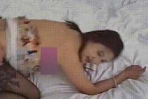 霓虹刺绣姐服务实录三人行1.56GB湿身体验