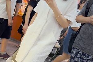 街拍白裙少妇专注玩手机单部287MB微透诱惑