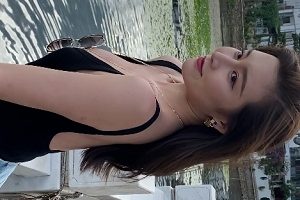 高挑美女小悠紧身裤私拍2部5.3G吊带长腿云盘泄露