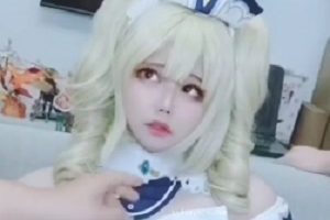 小舞酱伪娘推特芭芭拉COS三人视频1部1.17G太过妩媚